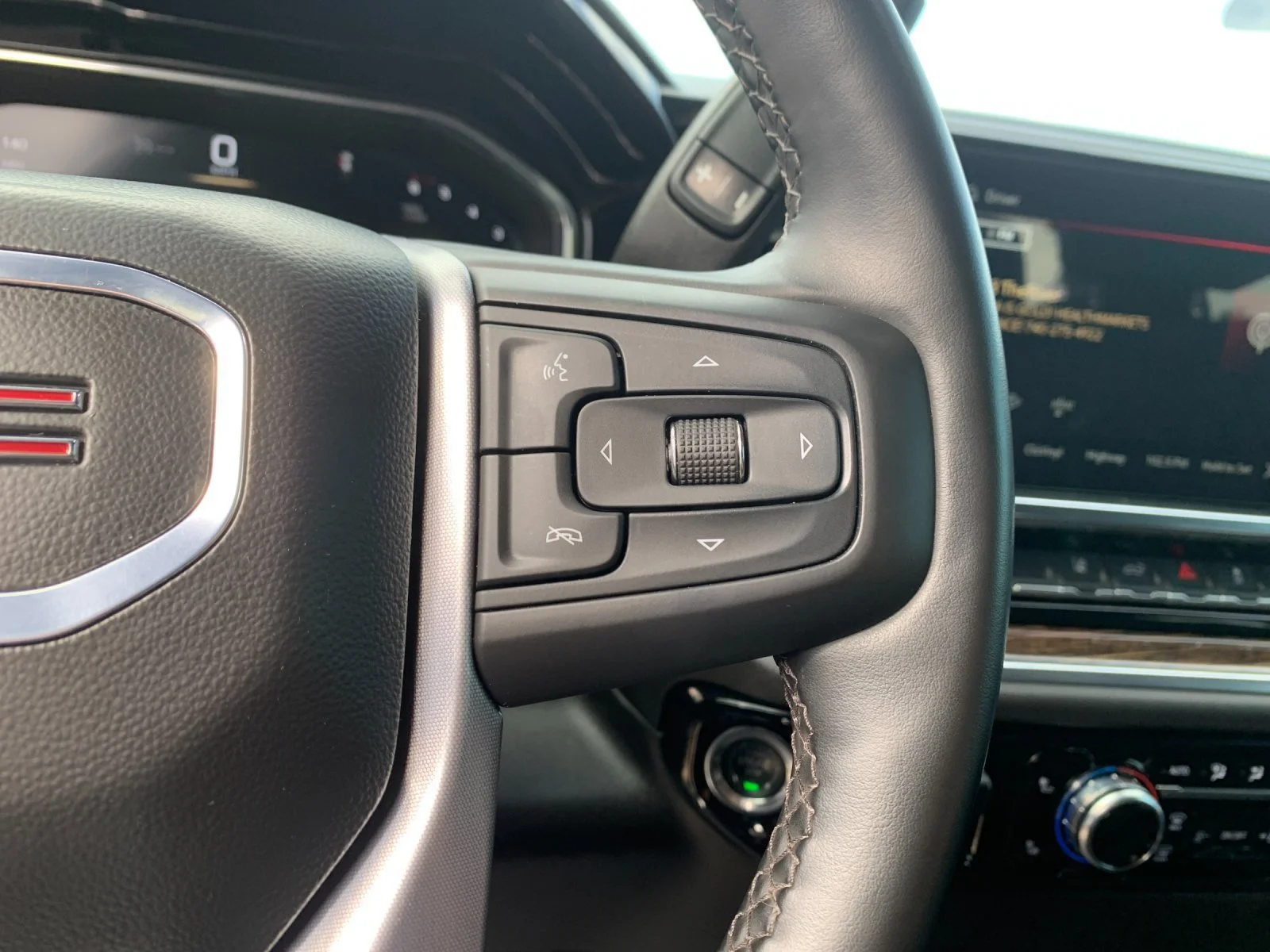 Used 2025 Summit White GMC SLE image 27