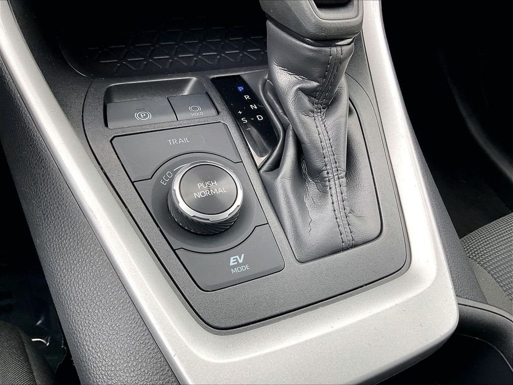 Used 2025 Ice Toyota LE image 32