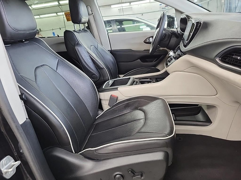 Used 2023 Black Chrysler Limited image 3