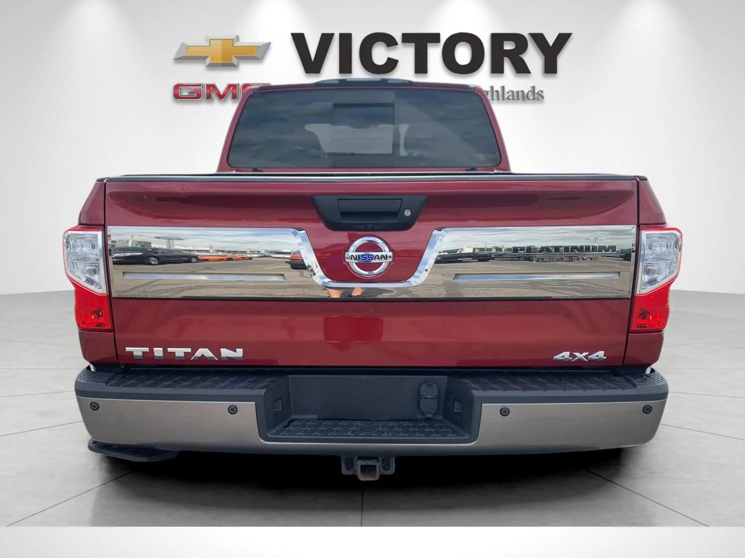 Used 2018 Red Nissan Platinum Reserve image 4