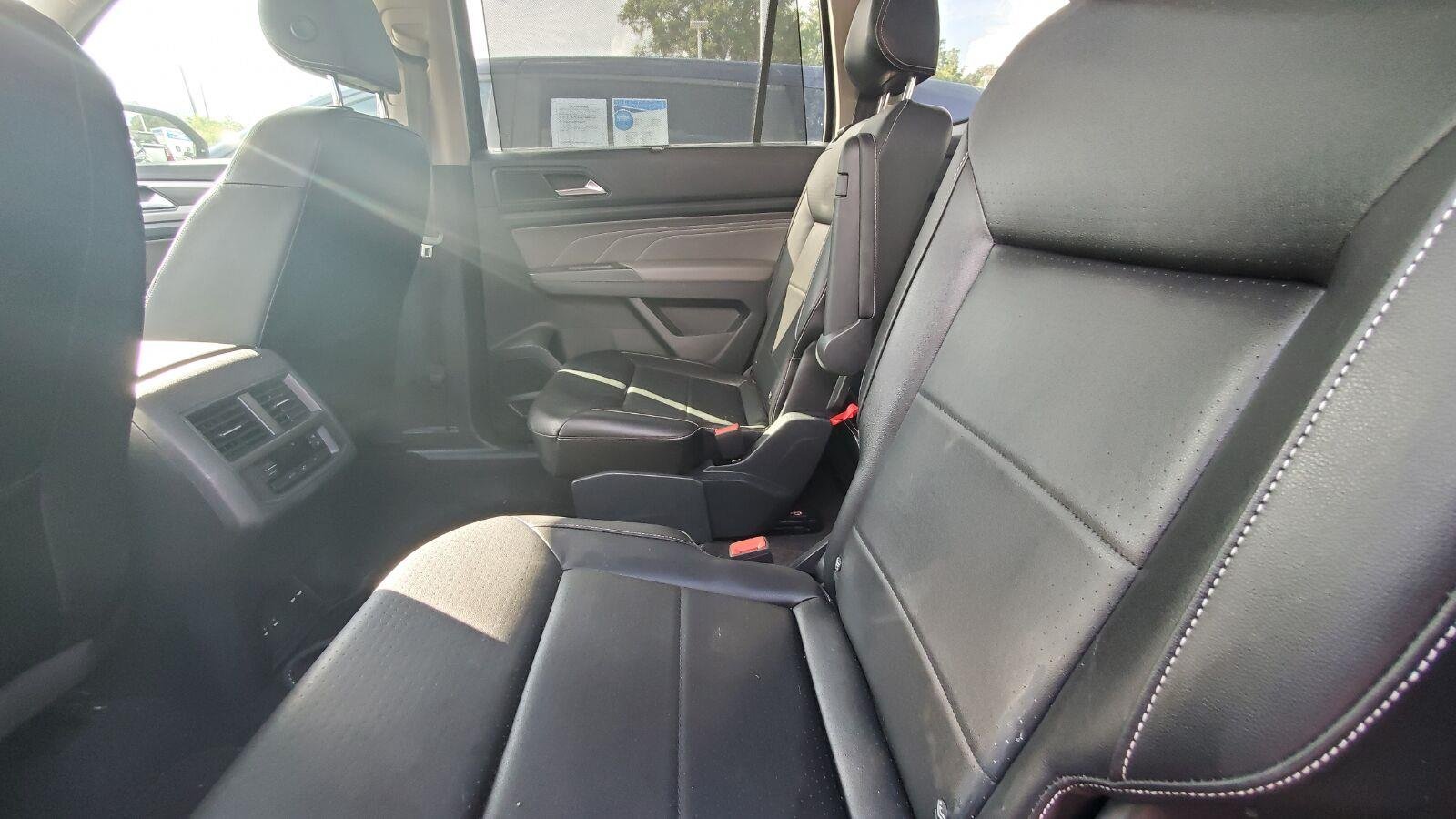 Used 2022 Deep Black Pearl Volkswagen 3.6L V6 SE w/Technology image 5