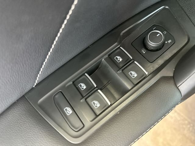 Used 2024  Volkswagen 2.0T SE image 17