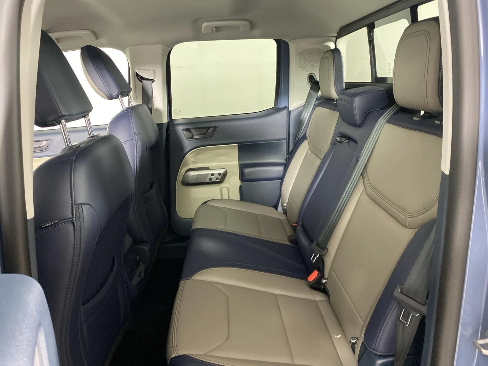 Used 2025 Azure Gray Metallic Ford LARIAT image 24