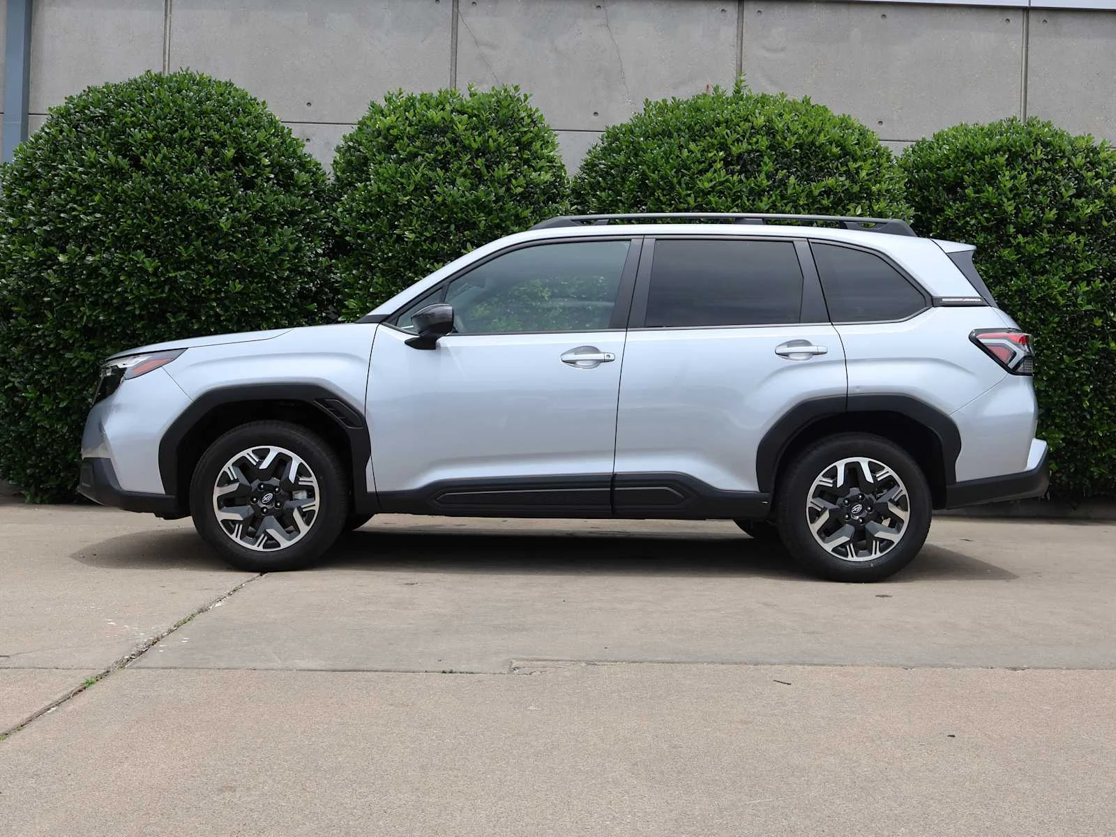 Certified Used 2025 Ice Silver Metallic Subaru Premium image 5