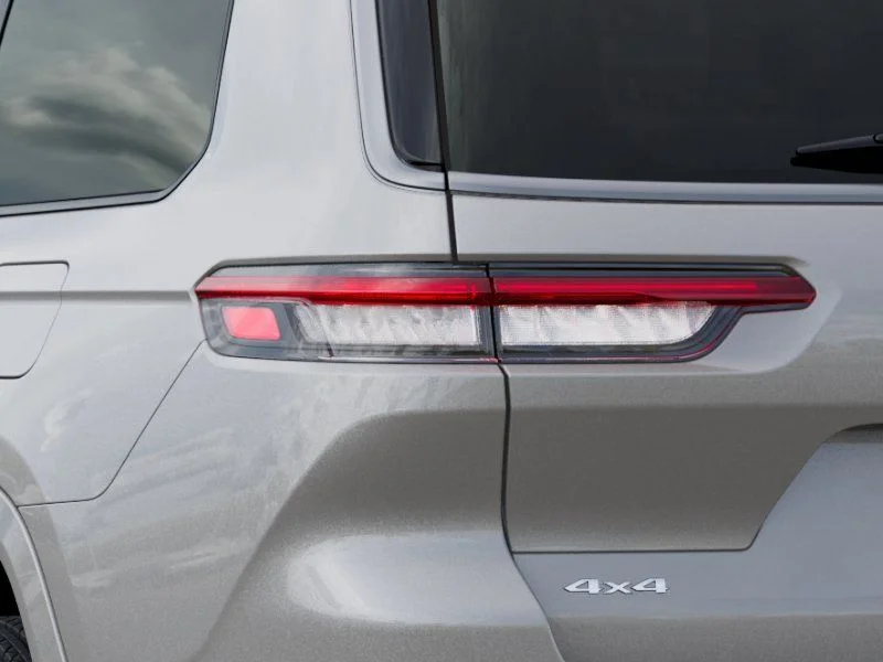 New 2026 Silver Zynith Exterior Paint Jeep Limited Reserve image 9