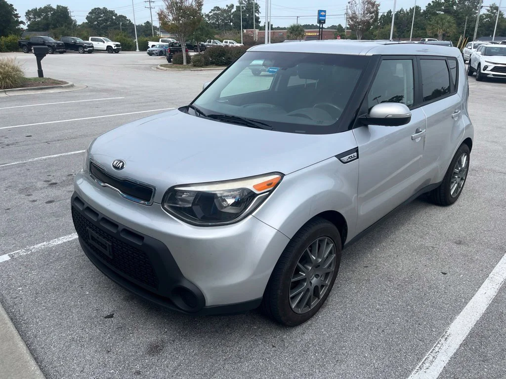 Used 2014 Silver Kia Plus image 2