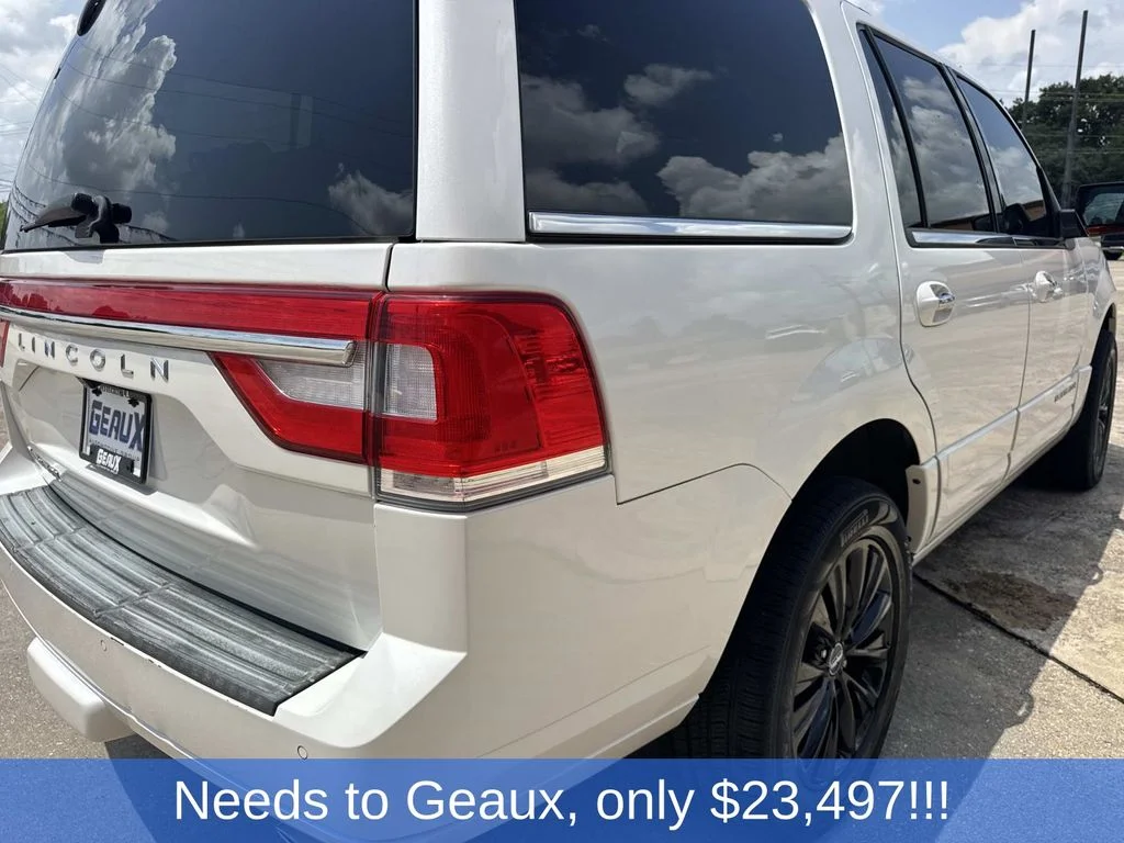 Used 2017 White Lincoln Select image 16