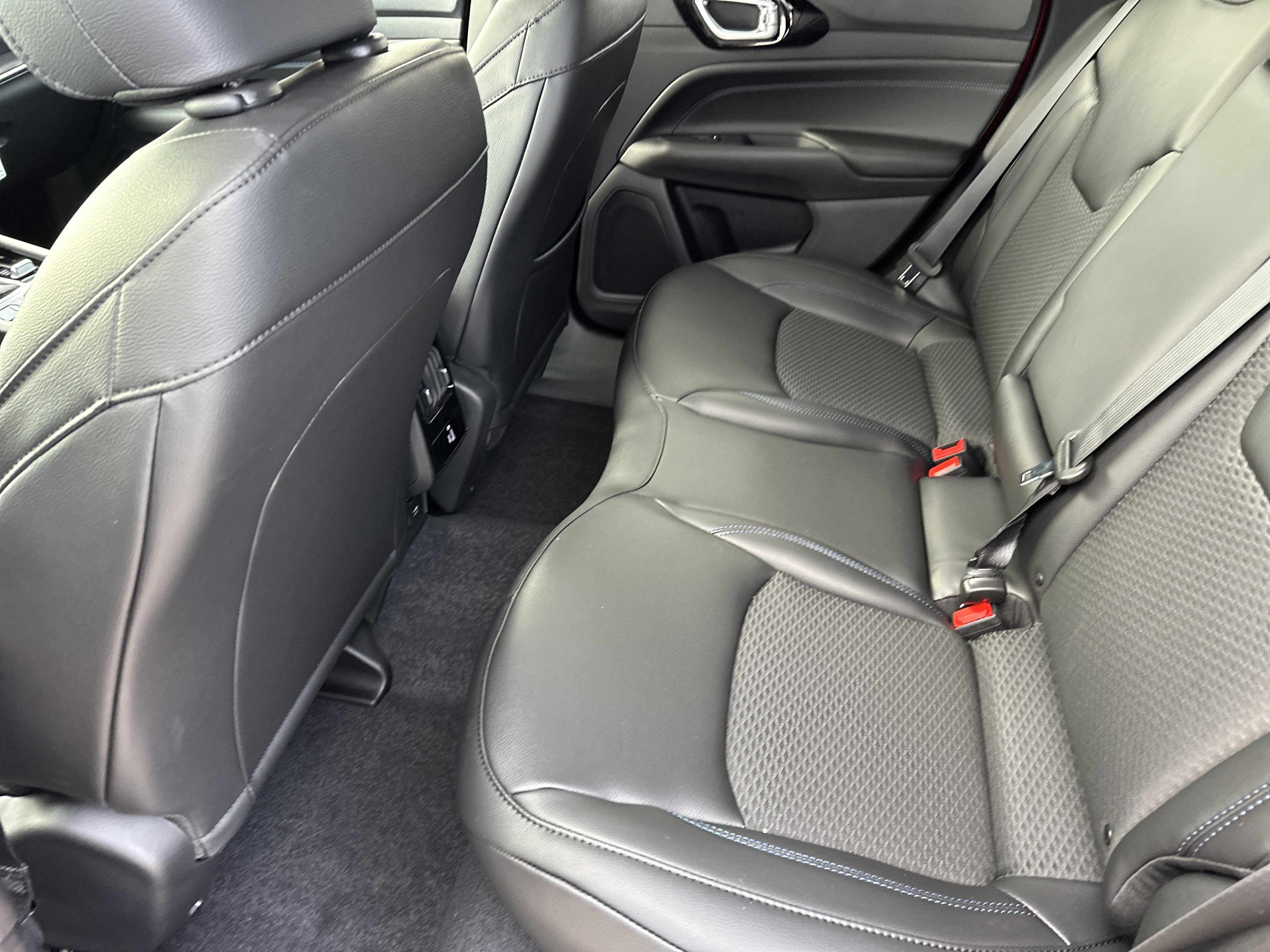 New 2026 Red Hot Pearl-Coat Exterior Paint Jeep Latitude Altitude image 21