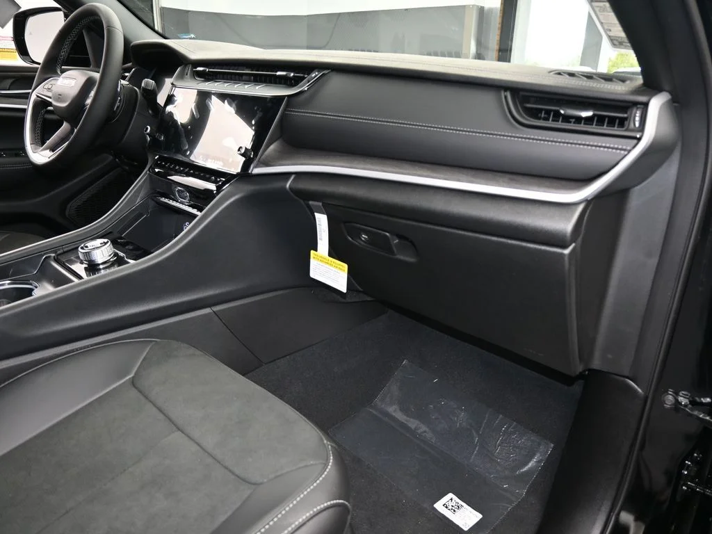New 2026 Diamond Black Crystal Pearl-Coat Exterior Paint Jeep Altitude image 38