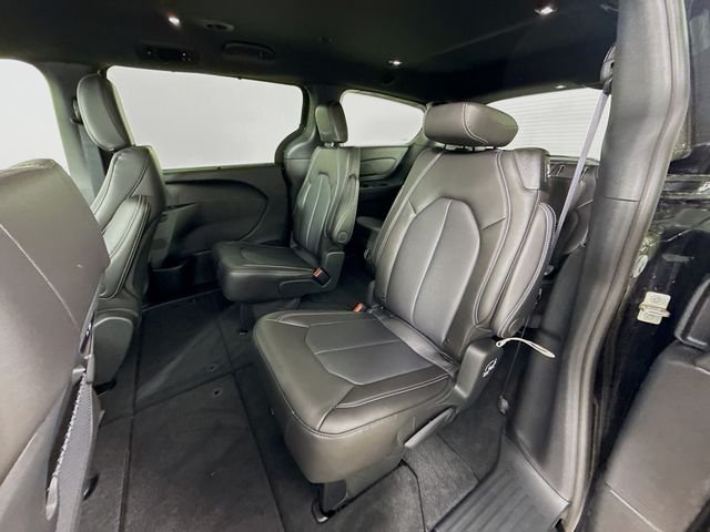 New 2026 Diamond Black Crystal Pearl-Coat Exterior Paint Chrysler Select image 23