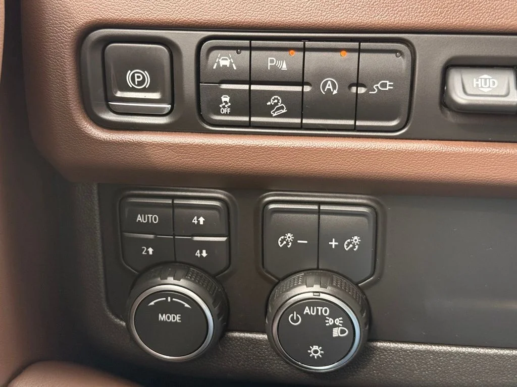 Used 2021 Pearl Chevrolet High Country image 31