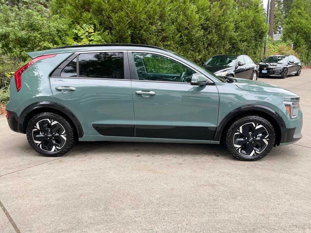 Used 2023 Cityscape Green Kia Wave image 3
