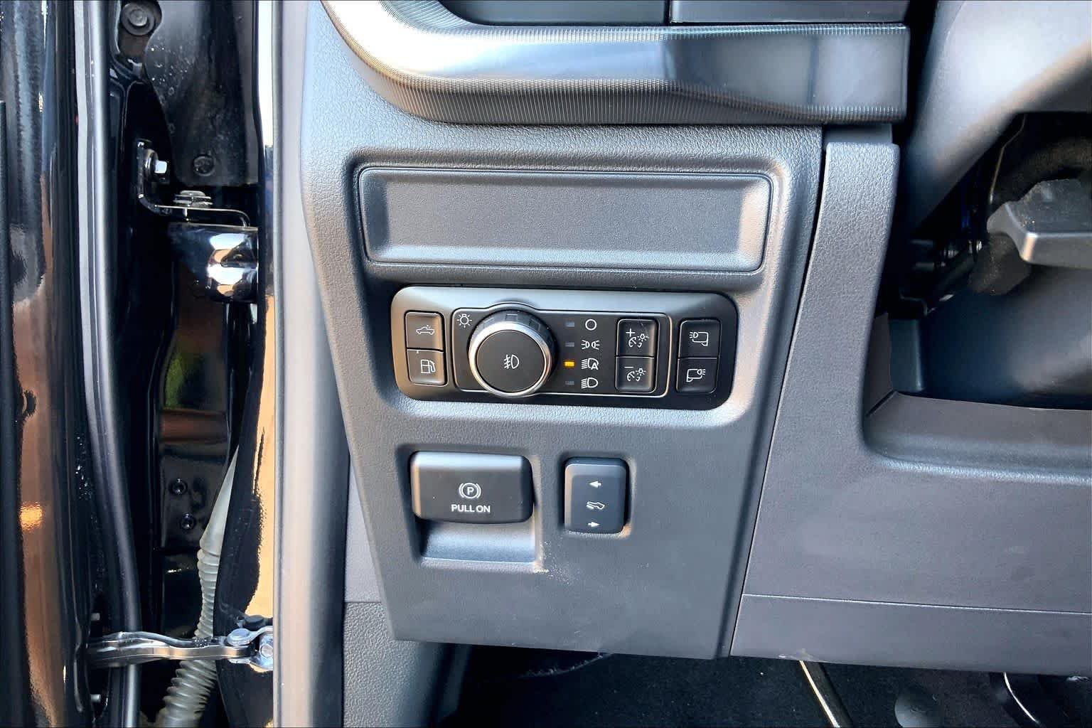 Used 2025 Agate Black Metallic Ford LARIAT image 36