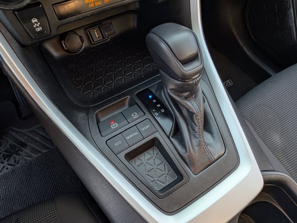 2021 Toyota RAV4 LE - Photo 27