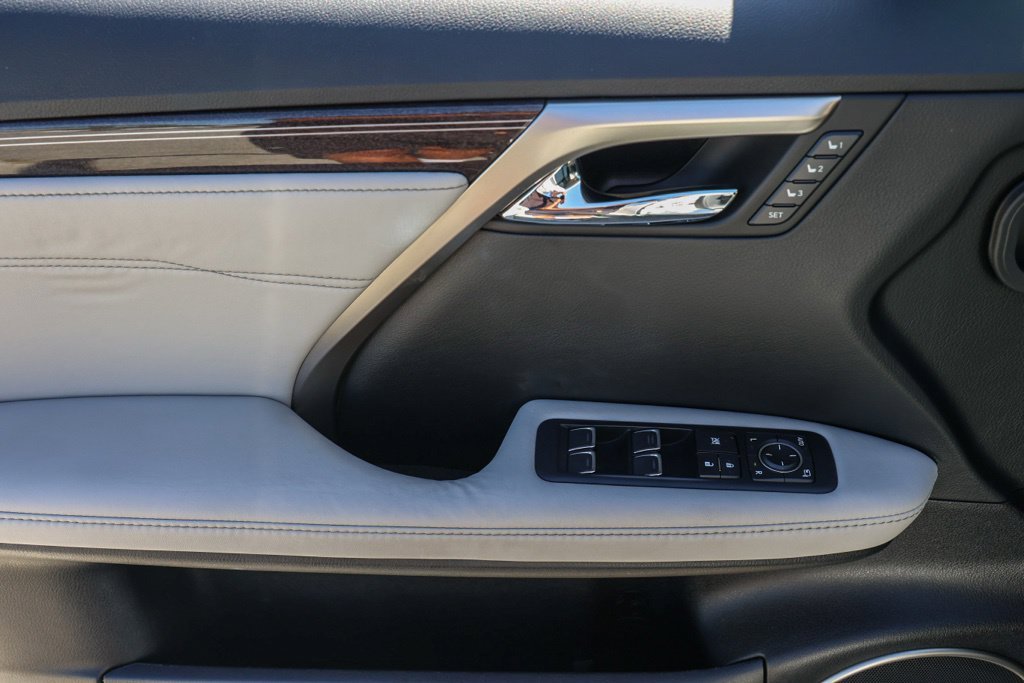 Used 2017 White Lexus 450h image 25