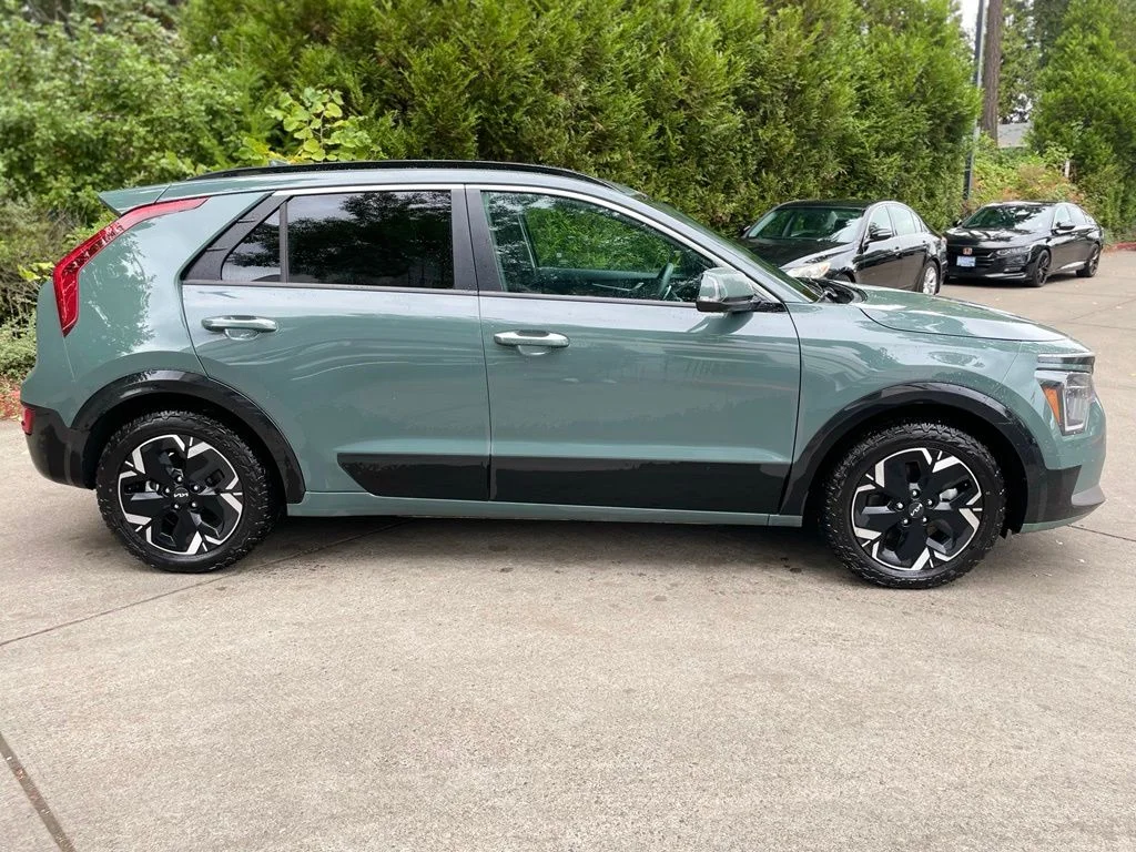 Used 2023 Cityscape Green Kia Wave image 3