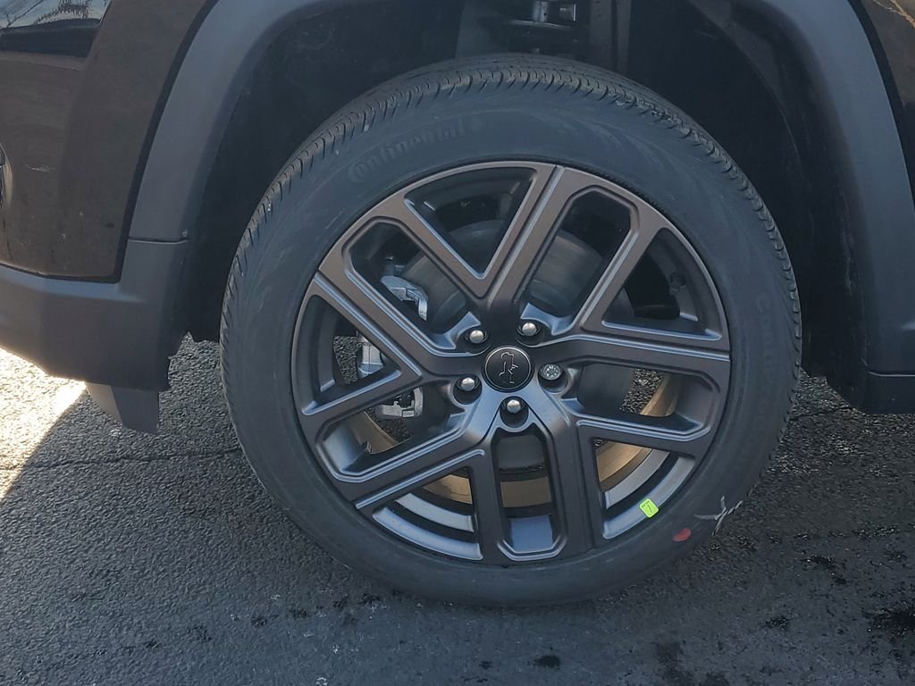 New 2026 Diamond Black Crystal Pearlcoat Jeep Latitude image 7