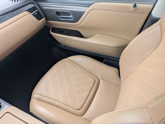 Used 2025 White INFINITI LUXE image 18
