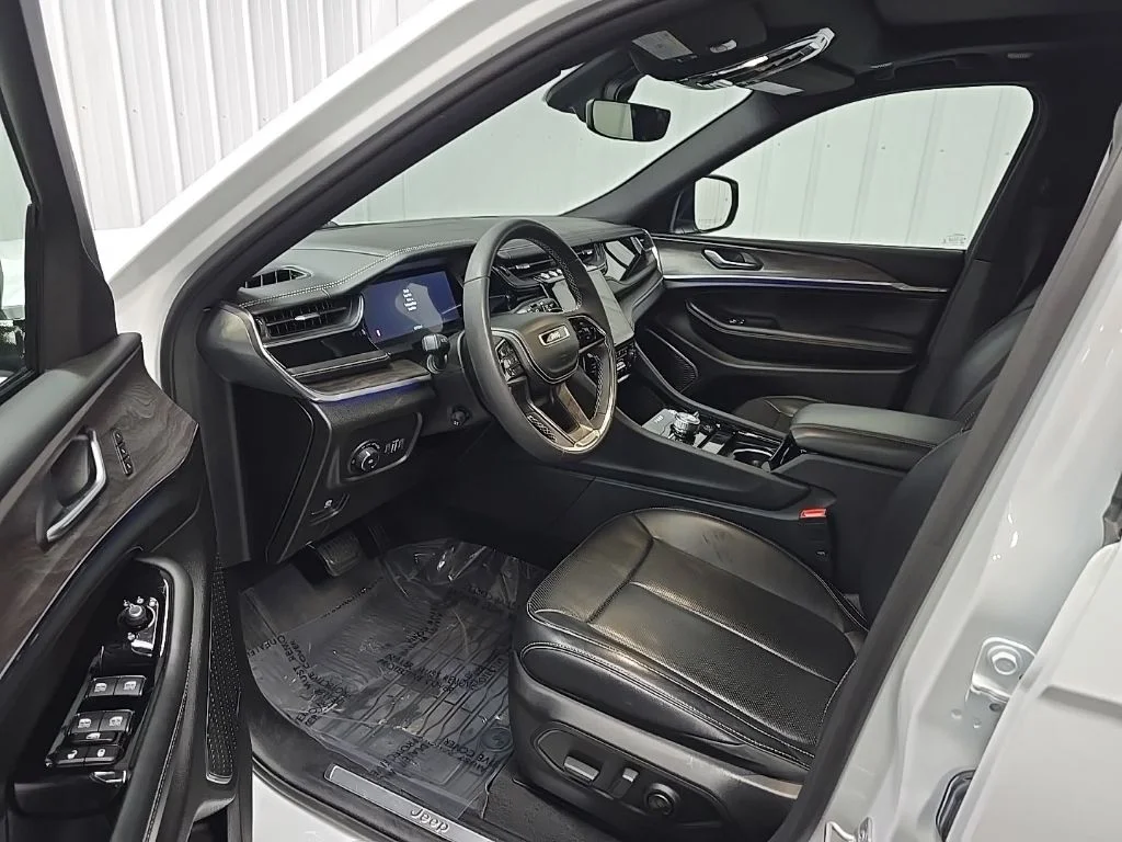 Used 2023 White Jeep Overland image 31
