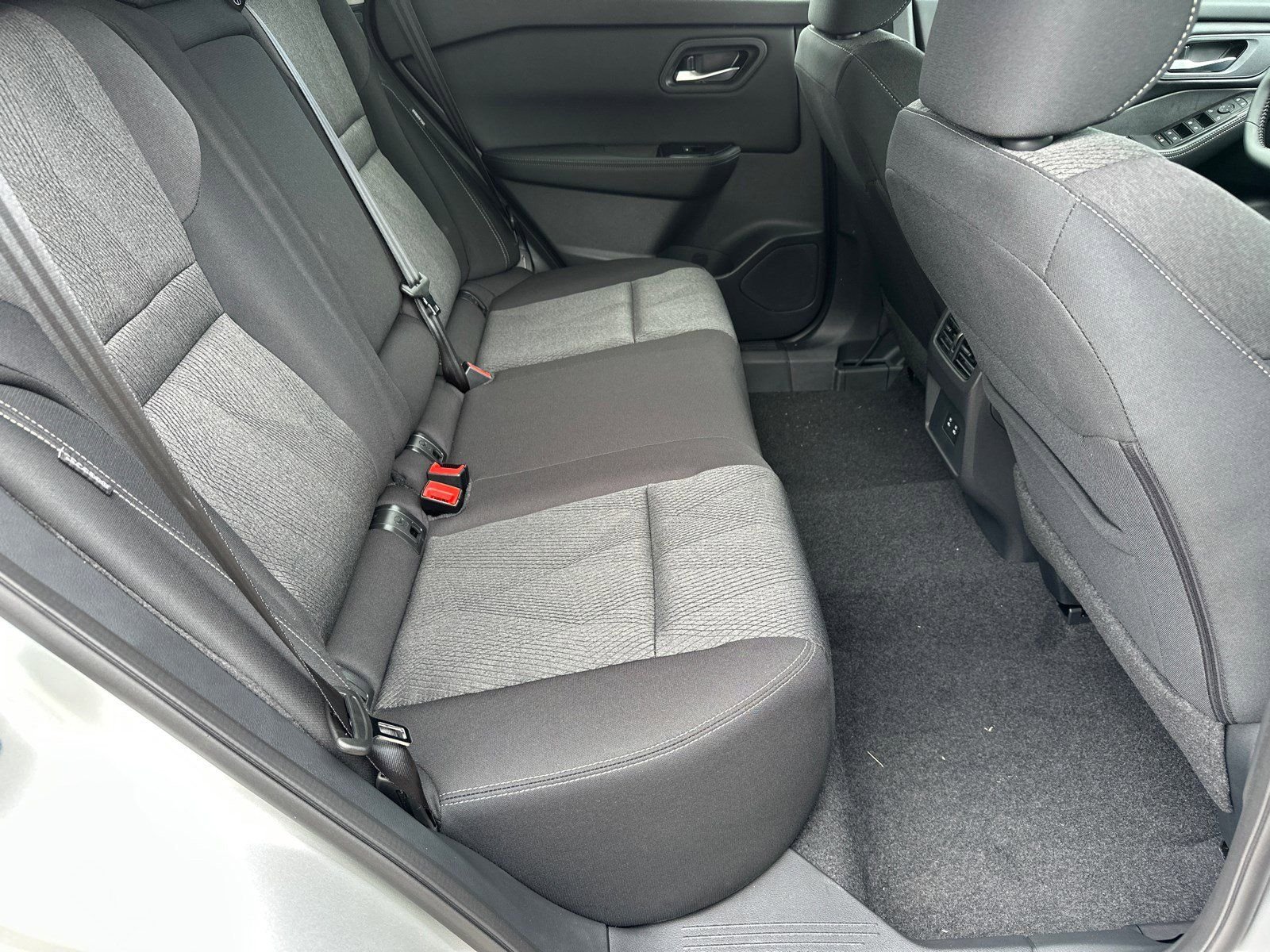 2025 Nissan Rogue SV - Photo 16