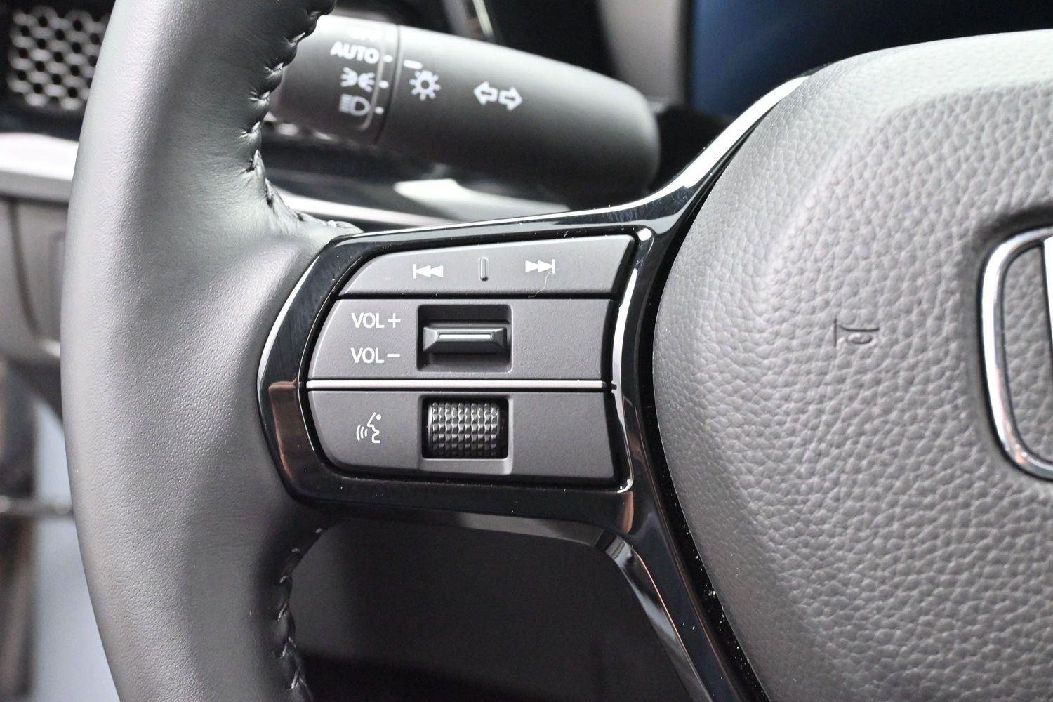 Used 2025 Gray Chrysler Select image 15