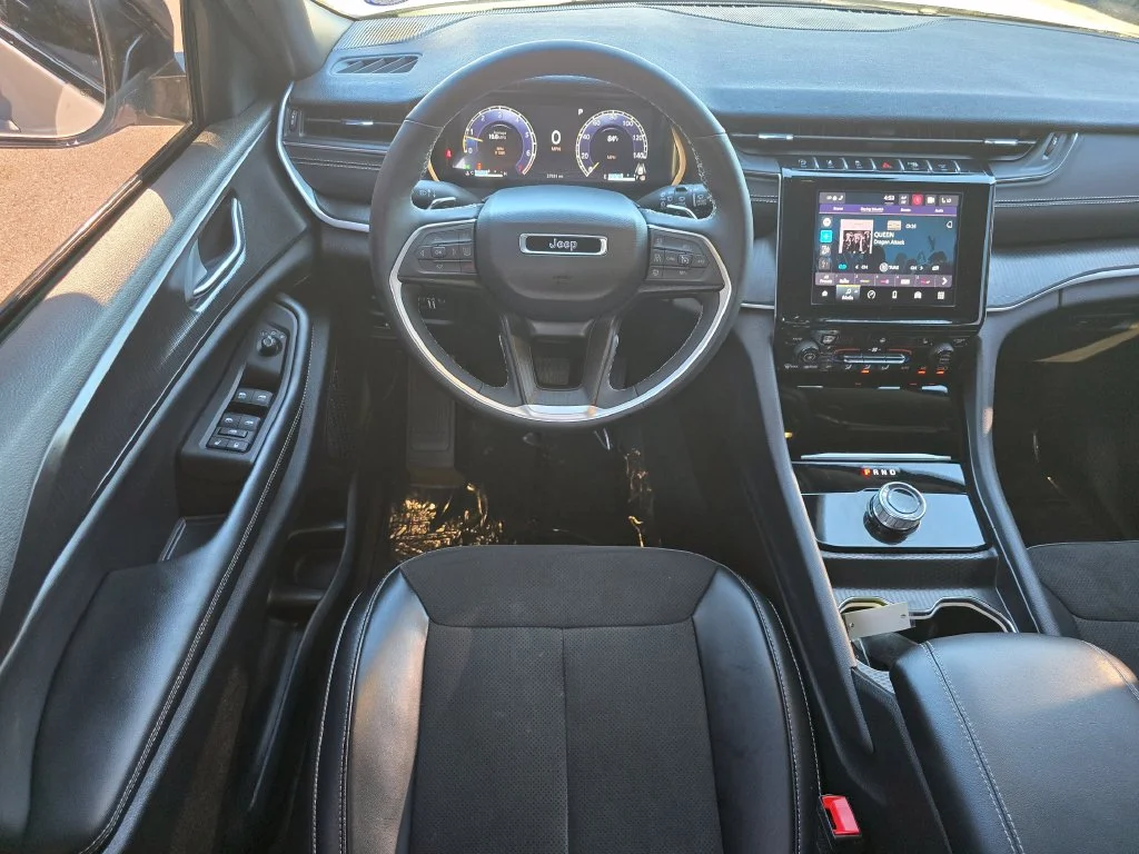 Used 2024 White Jeep Altitude image 31