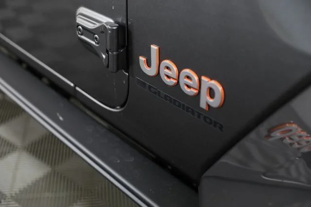 New 2026 Granite Crystal Metallic Clear-Coat Exterior Paint Jeep Mojave X image 29