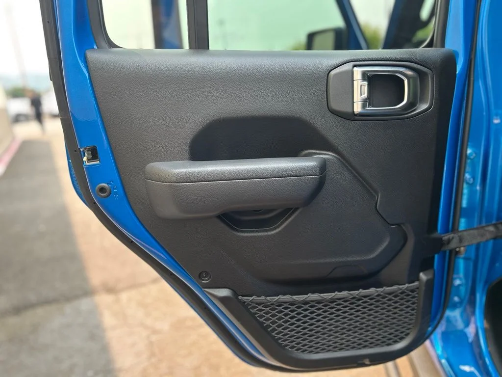 Used 2025 Hydro Blue Pearl Coat Jeep Rubicon image 17