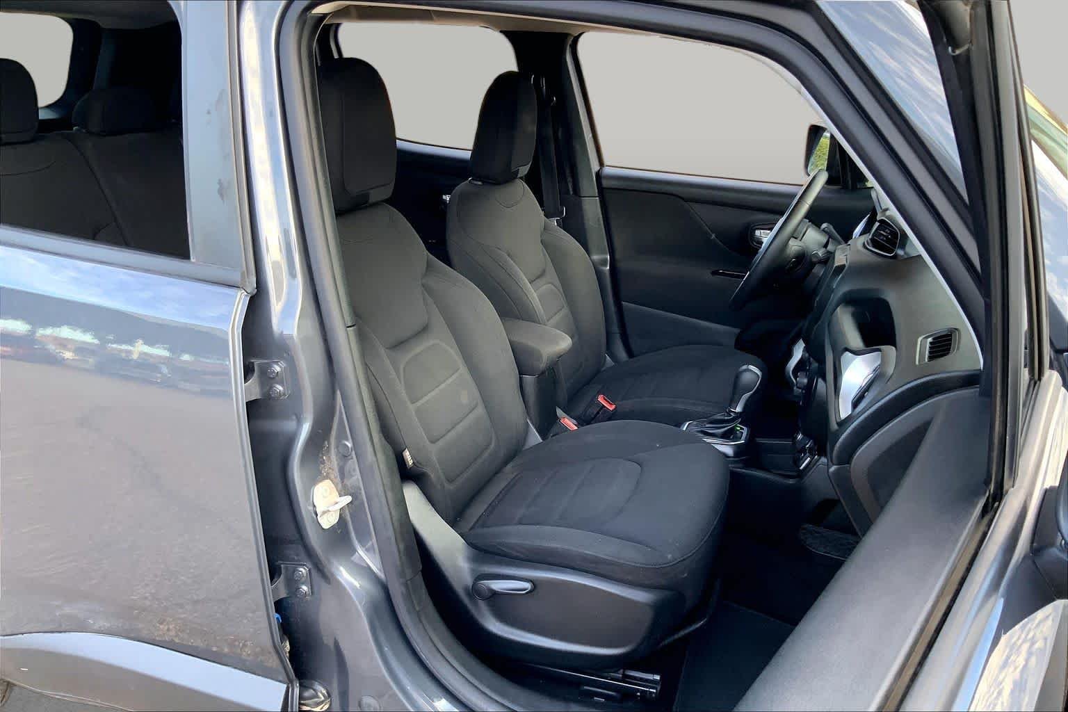 Used 2021 Graphite Gray Jeep Latitude image 9