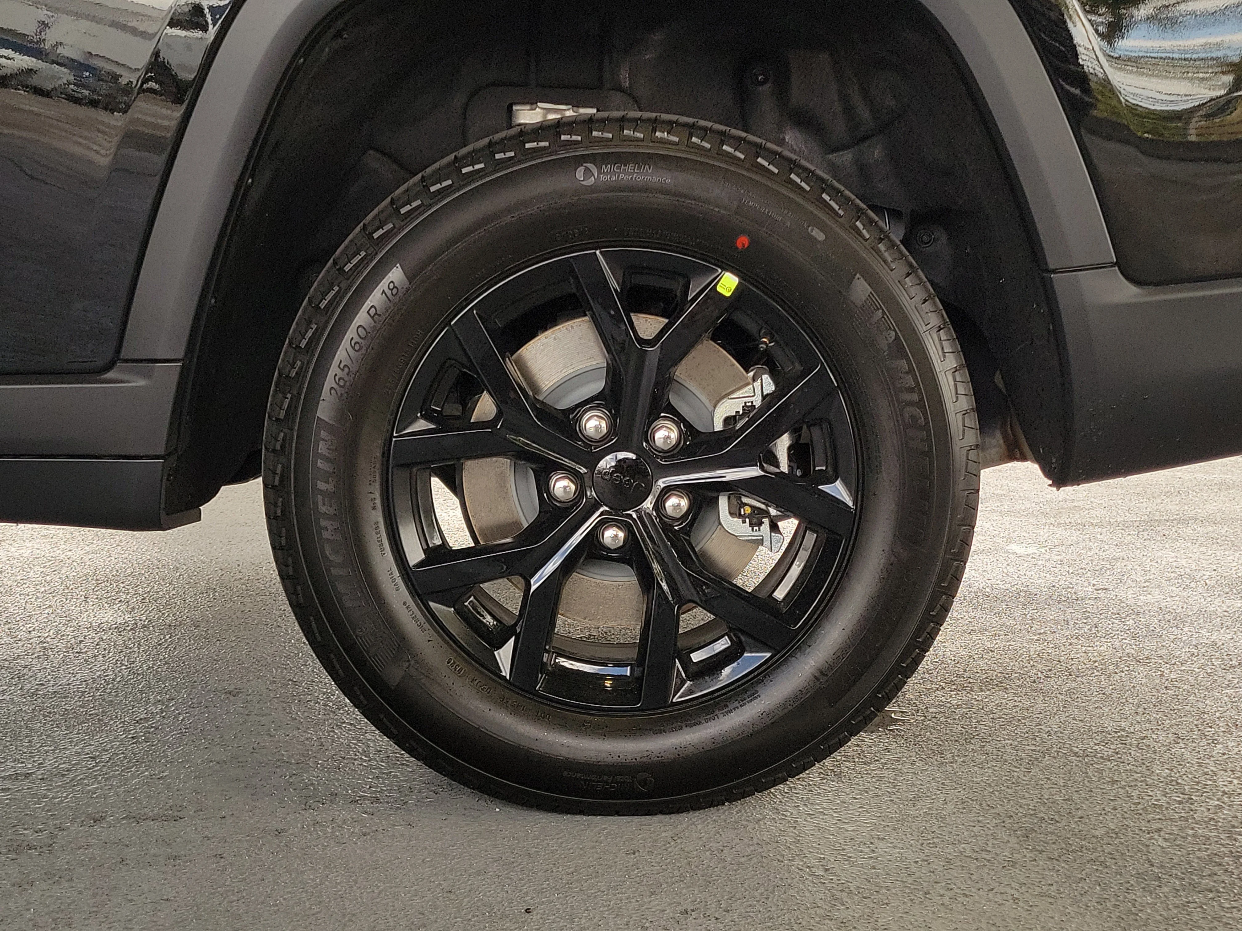 New 2026 Diamond Black Crystal Pearl-Coat Exterior Paint Jeep Laredo Altitude image 6