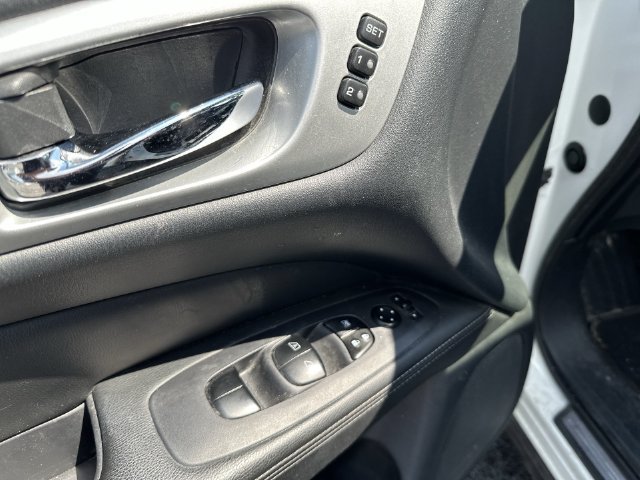Used 2019 White Nissan SL image 18
