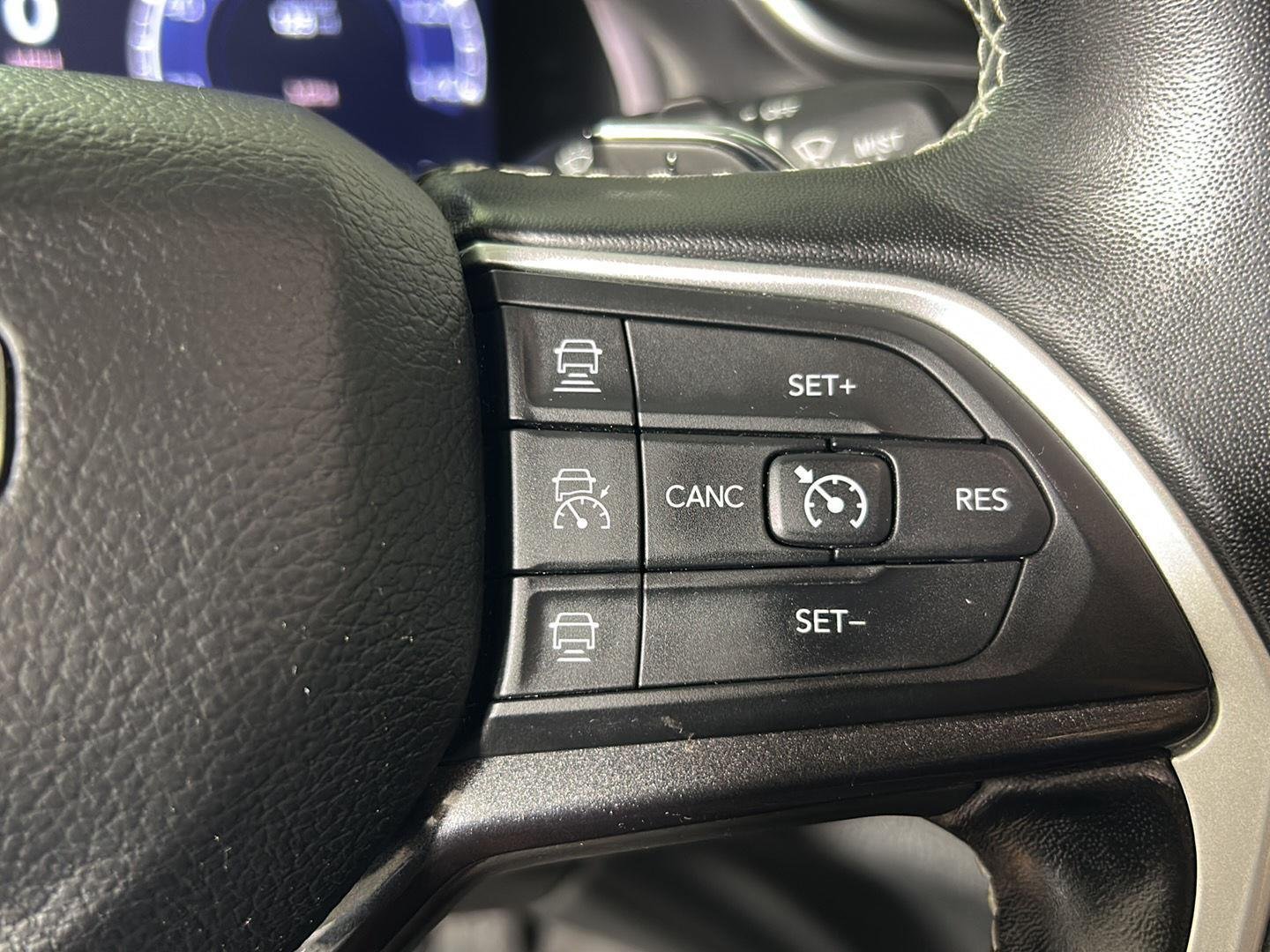 Used 2022 Baltic Gray Metallic Clearcoat Jeep Laredo image 25