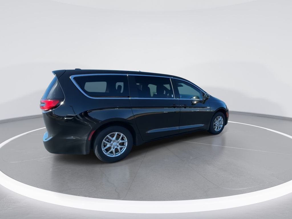New 2026 Diamond Black Crystal Pearl-Coat Exterior Paint Chrysler Select image 8