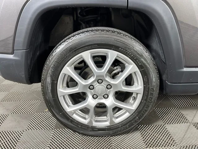 Used 2023 Gray Jeep Latitude Lux image 12