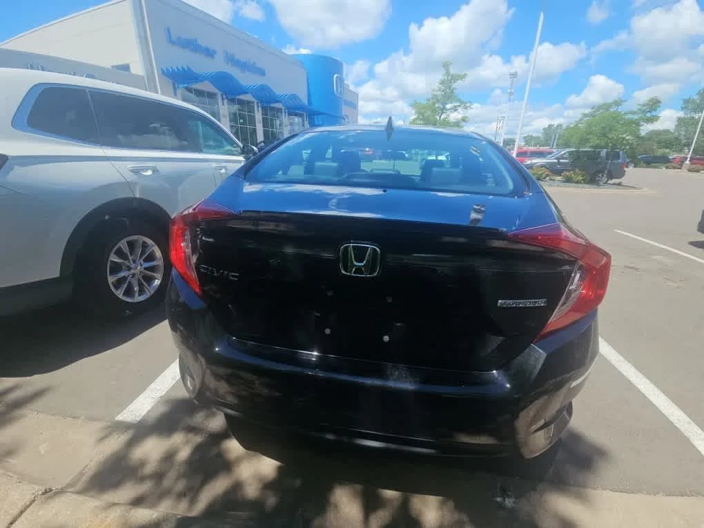 Used 2016 Crystal Black Pearl Honda Touring image 10