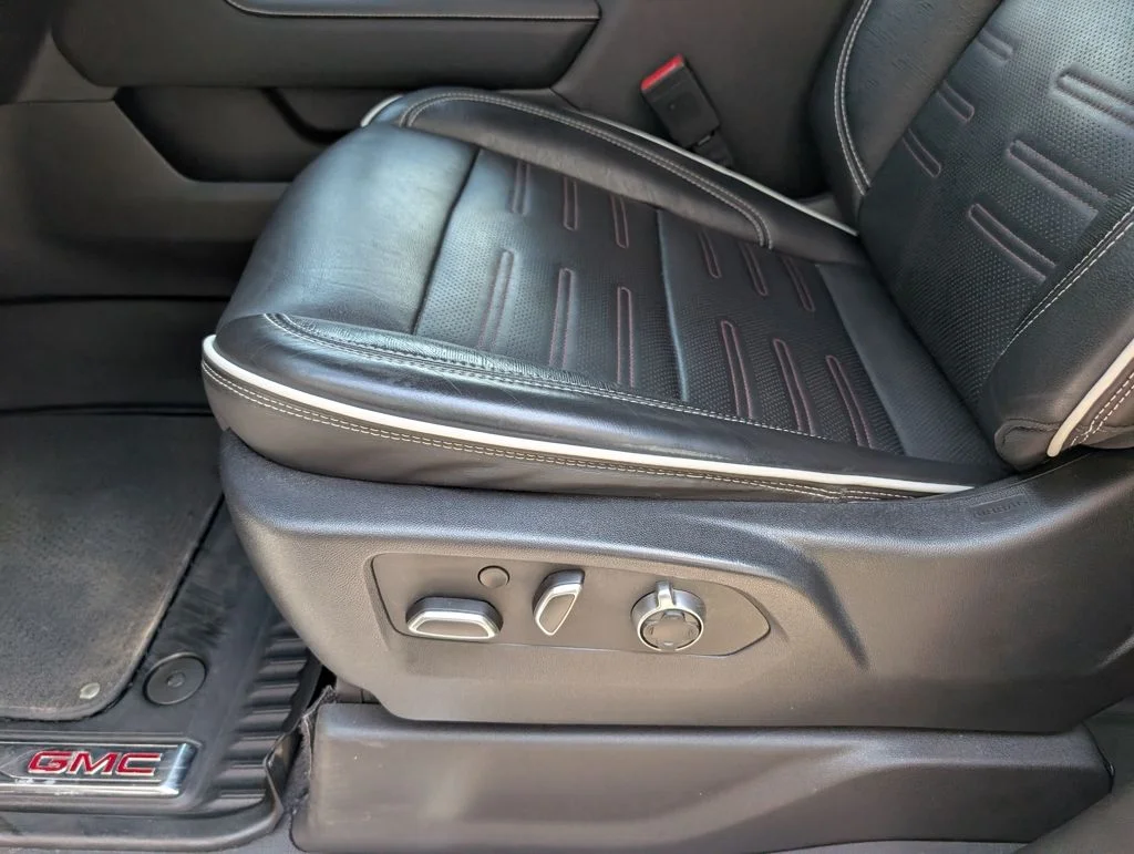 Used 2023 White GMC AT4X image 21