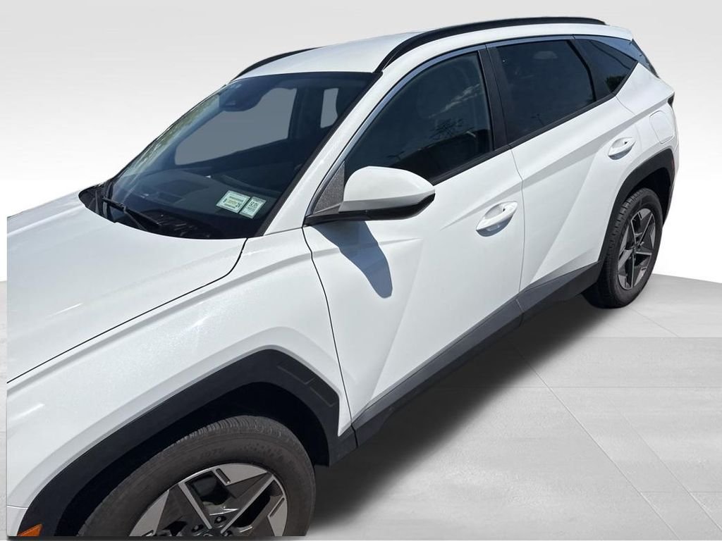 Used 2025 White Hyundai SEL image 2