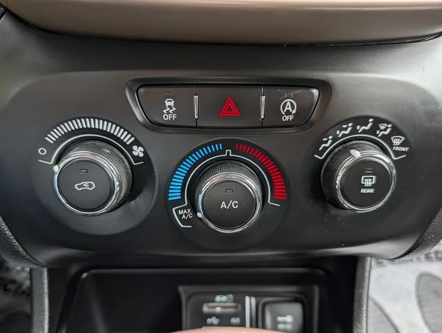 Used 2018 Silver Jeep Latitude image 15