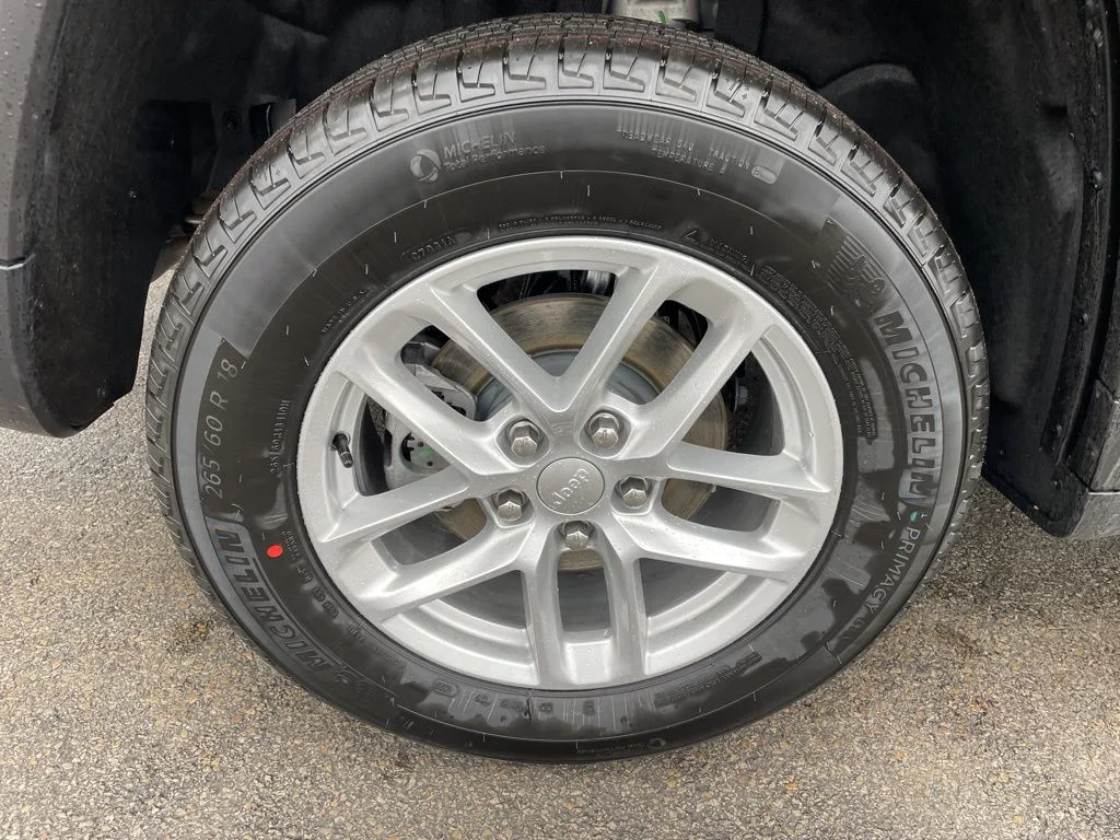 New 2026 Baltic Gray Metallic Clear-Coat Exterior Paint Jeep Laredo X image 9
