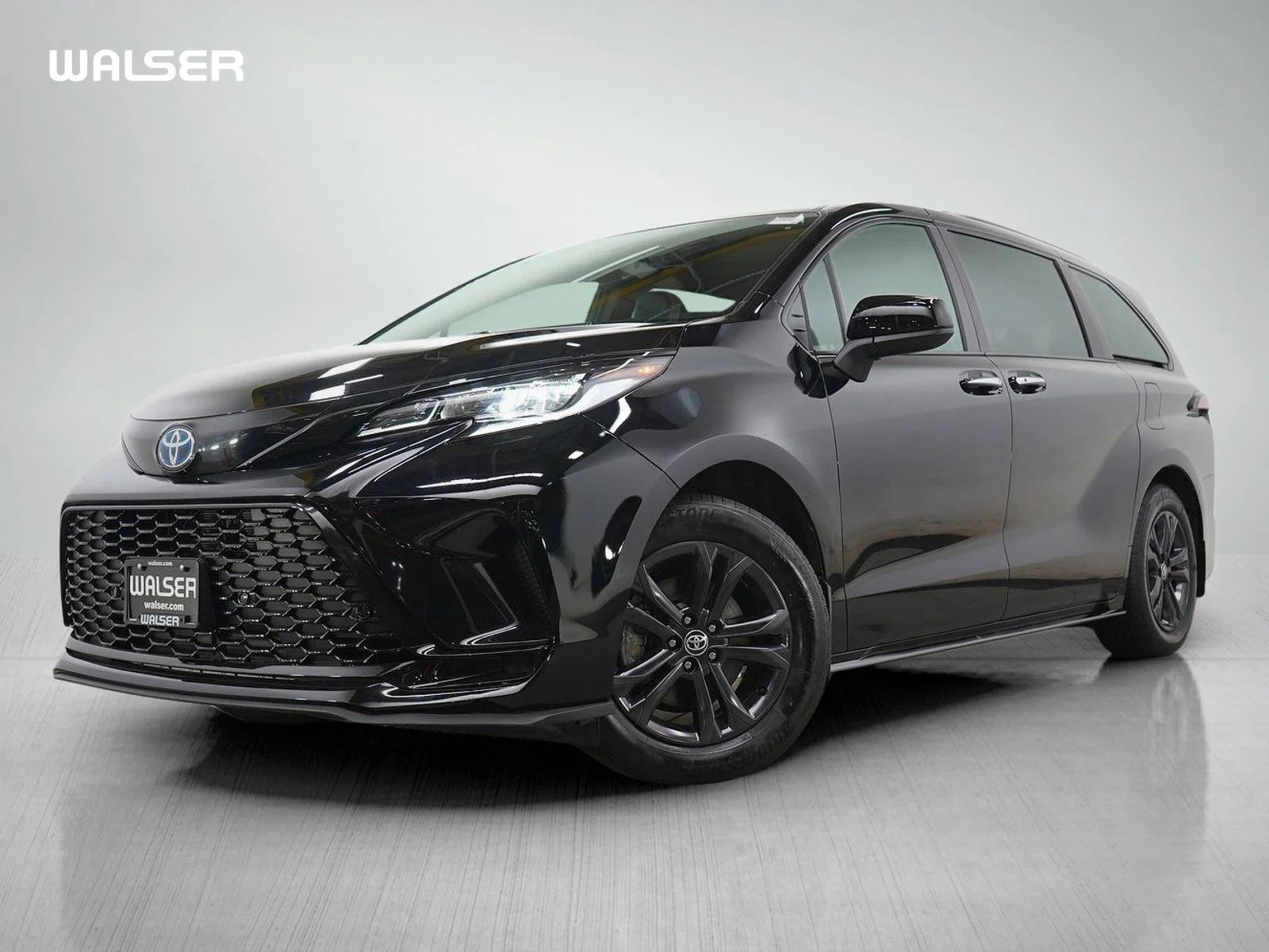 2025 Toyota Sienna LE AWD 8-Passenger's photo
