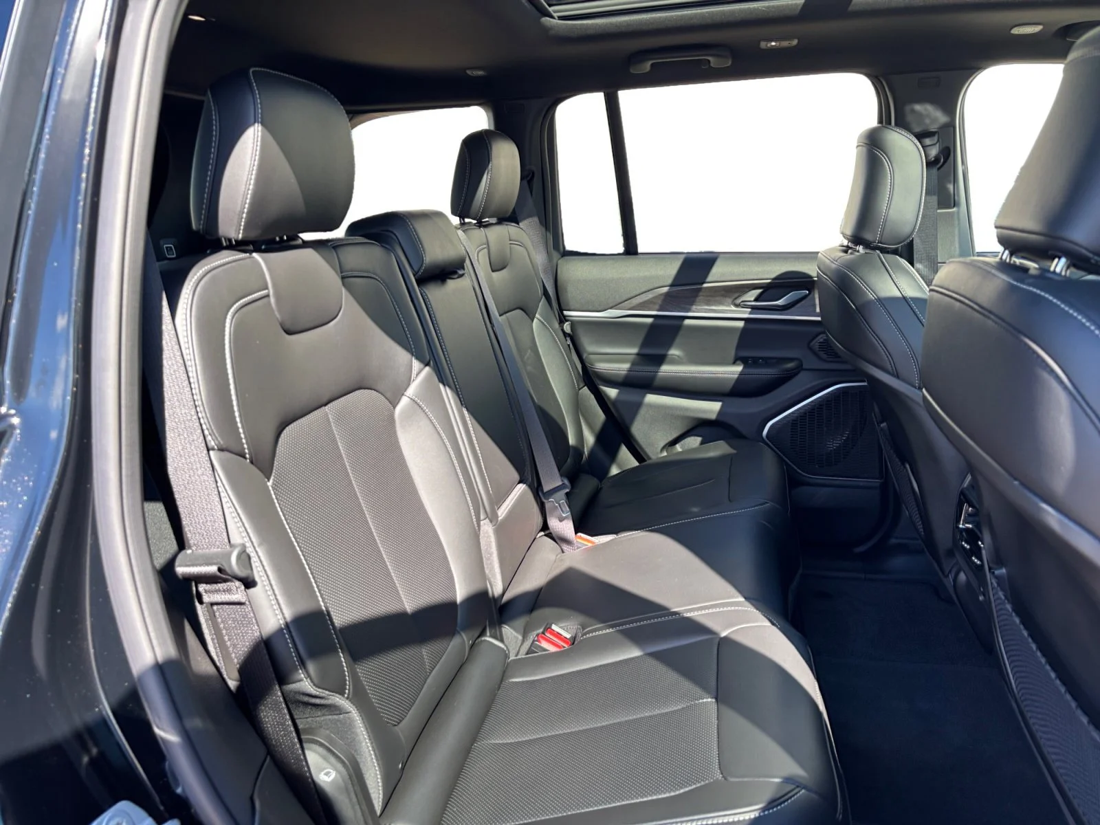 New 2026 Diamond Black Crystal Pearl Jeep Limited image 18