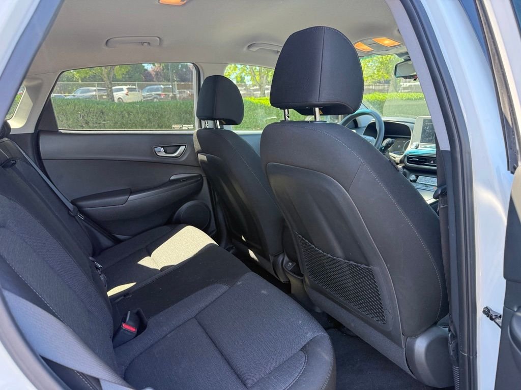 Used 2023 Lunar White w/Black Roof Hyundai SE image 21