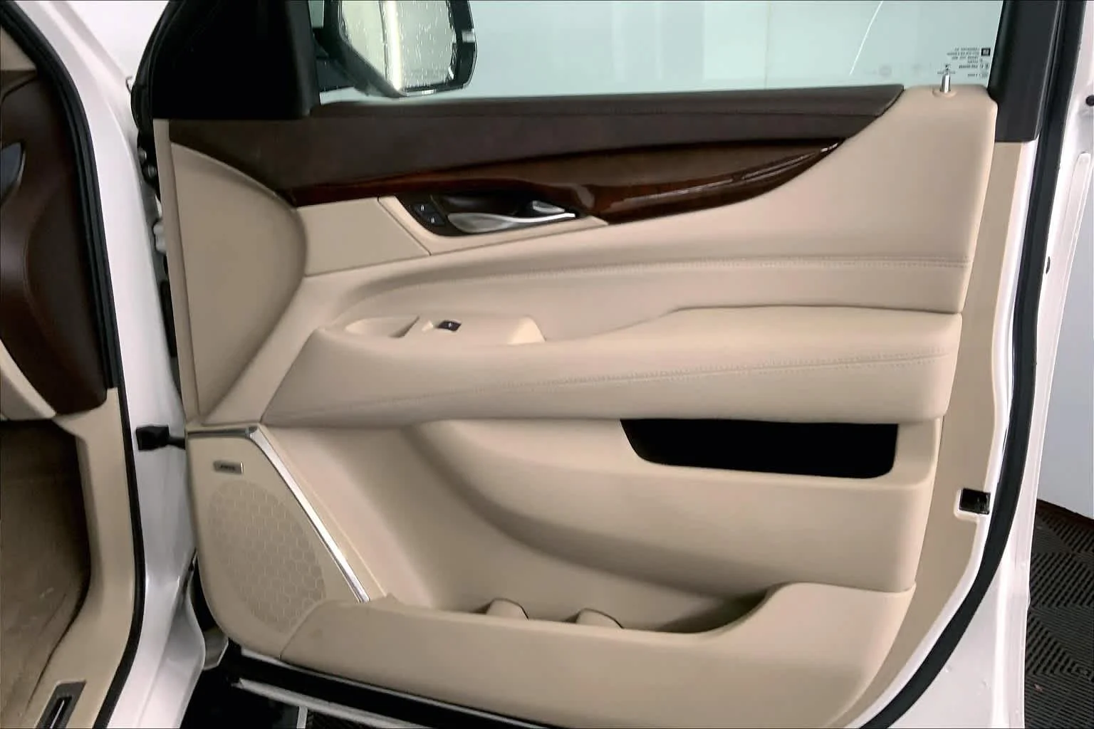 Used 2016 Crystal White Tricoat Cadillac Premium Collection image 21