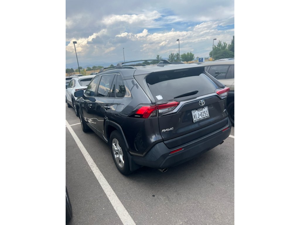 Used 2020  Toyota XLE image 2