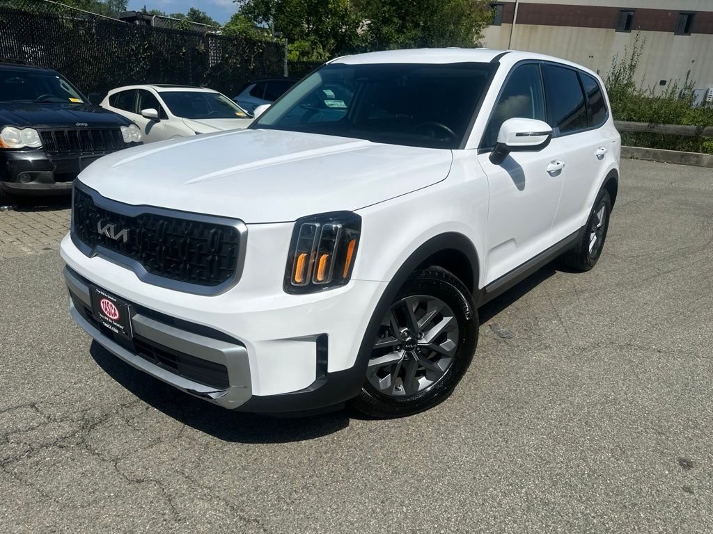 Certified Used 2024 White Kia LX image 1