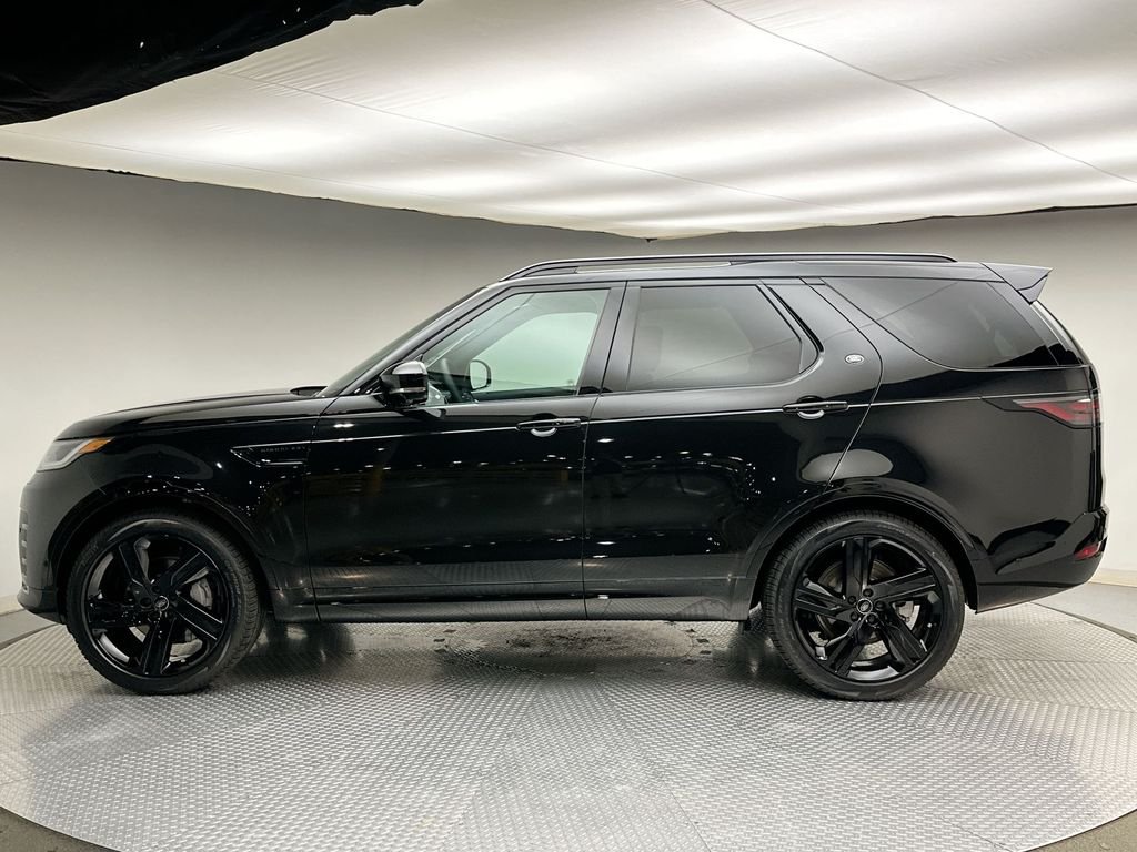 New 2026 Santorini Black Metallic Land Rover Dynamic SE image 2