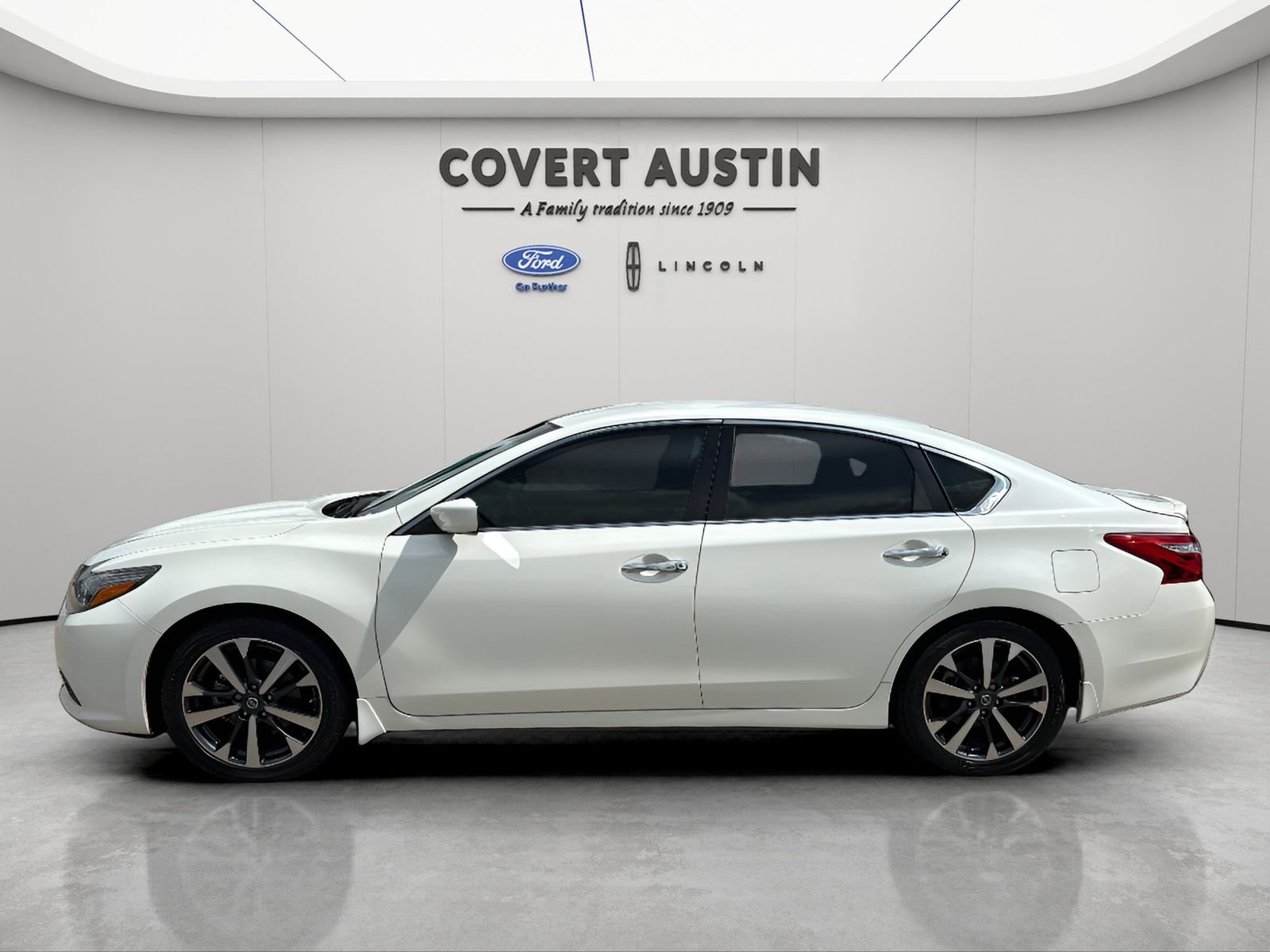 Used 2016 White Nissan 2.5 SR image 2
