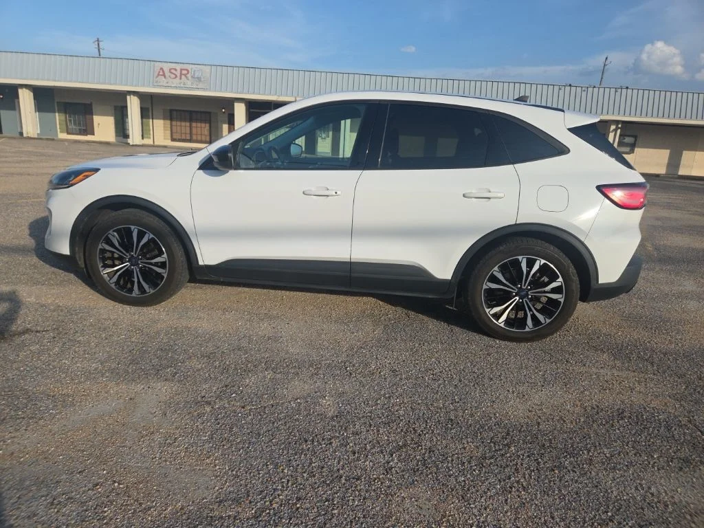 Used 2021 White Ford SE image 9