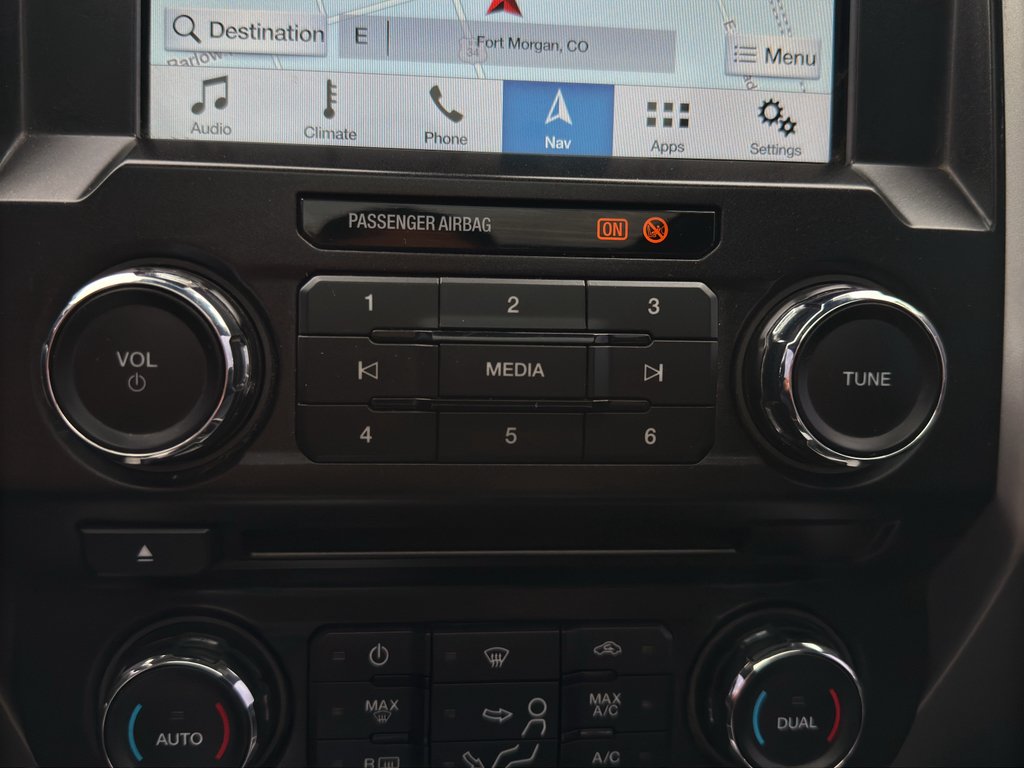 Used 2018 White Platinum Metallic Tri-Coat Ford LARIAT image 29