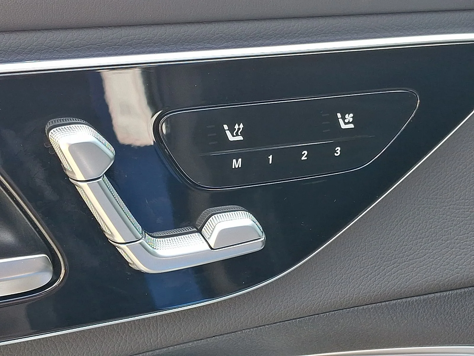 Used 2025  Mercedes-Benz GLC 300 Coupe image 26